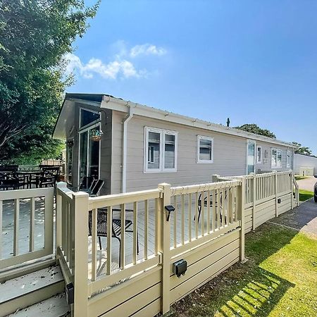 Stunning Lodge With Decking At Oaklands Holiday Park In Essex Ref 39017Rw Клактон-он-Си Экстерьер фото