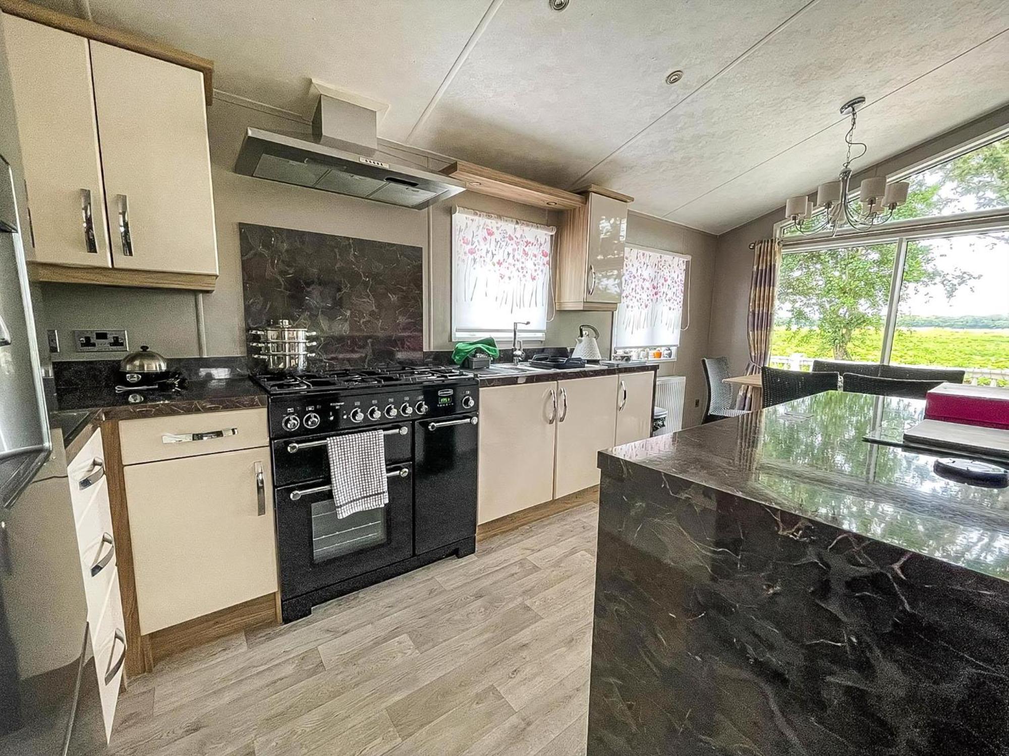 Stunning Lodge With Decking At Oaklands Holiday Park In Essex Ref 39017Rw Клактон-он-Си Экстерьер фото