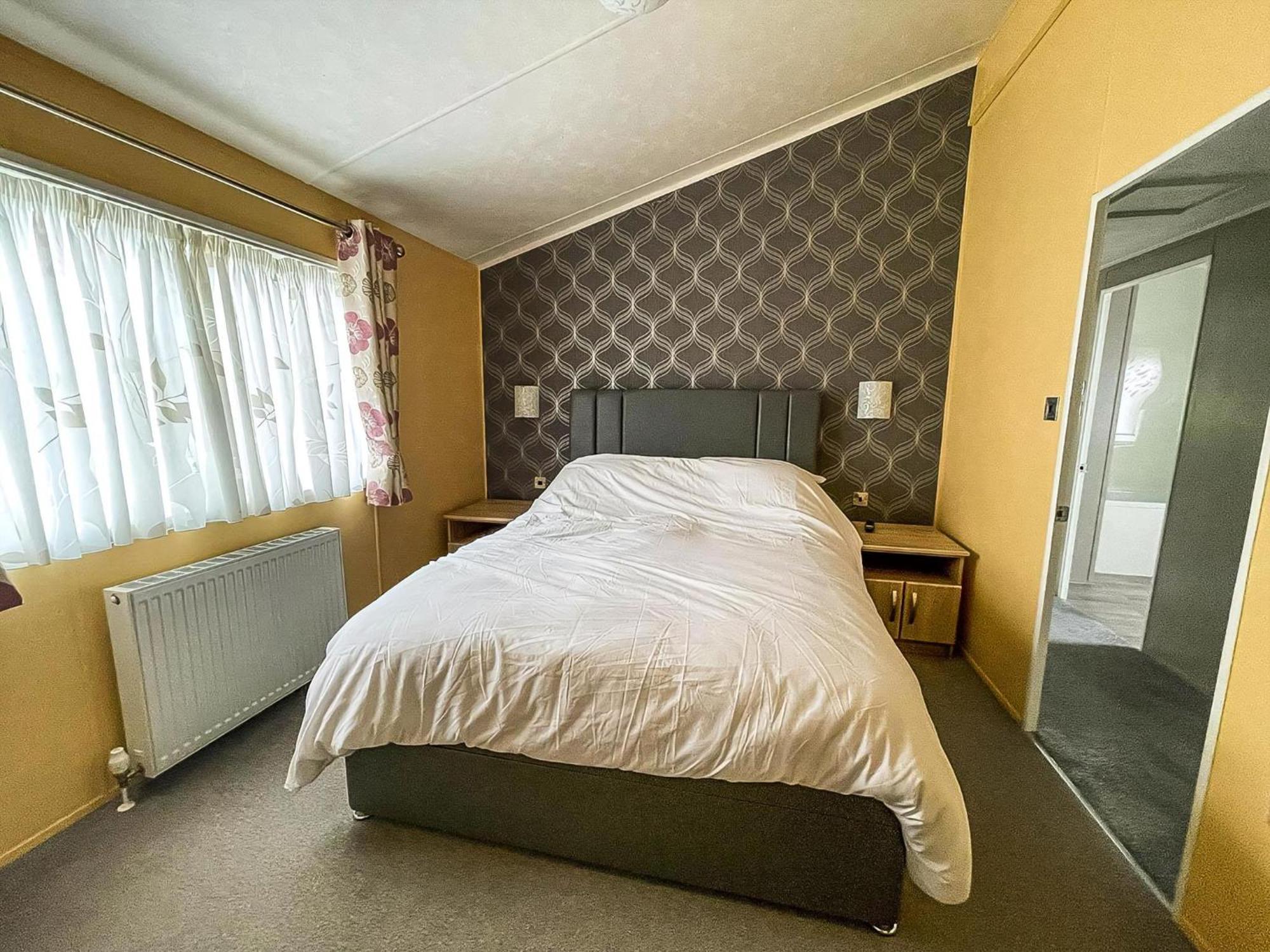 Stunning Lodge With Decking At Oaklands Holiday Park In Essex Ref 39017Rw Клактон-он-Си Экстерьер фото