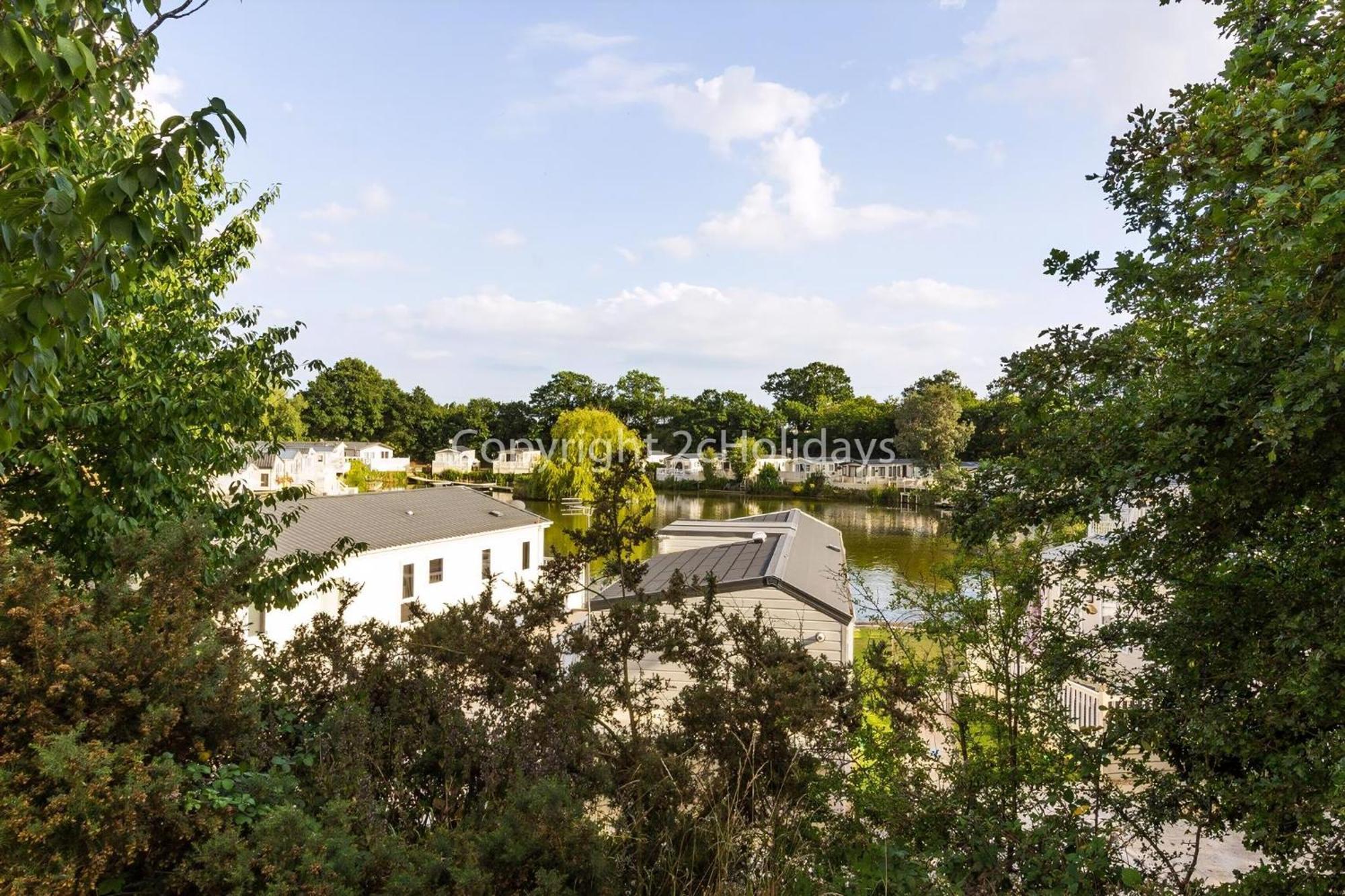 Stunning Lodge With Decking At Oaklands Holiday Park In Essex Ref 39017Rw Клактон-он-Си Экстерьер фото