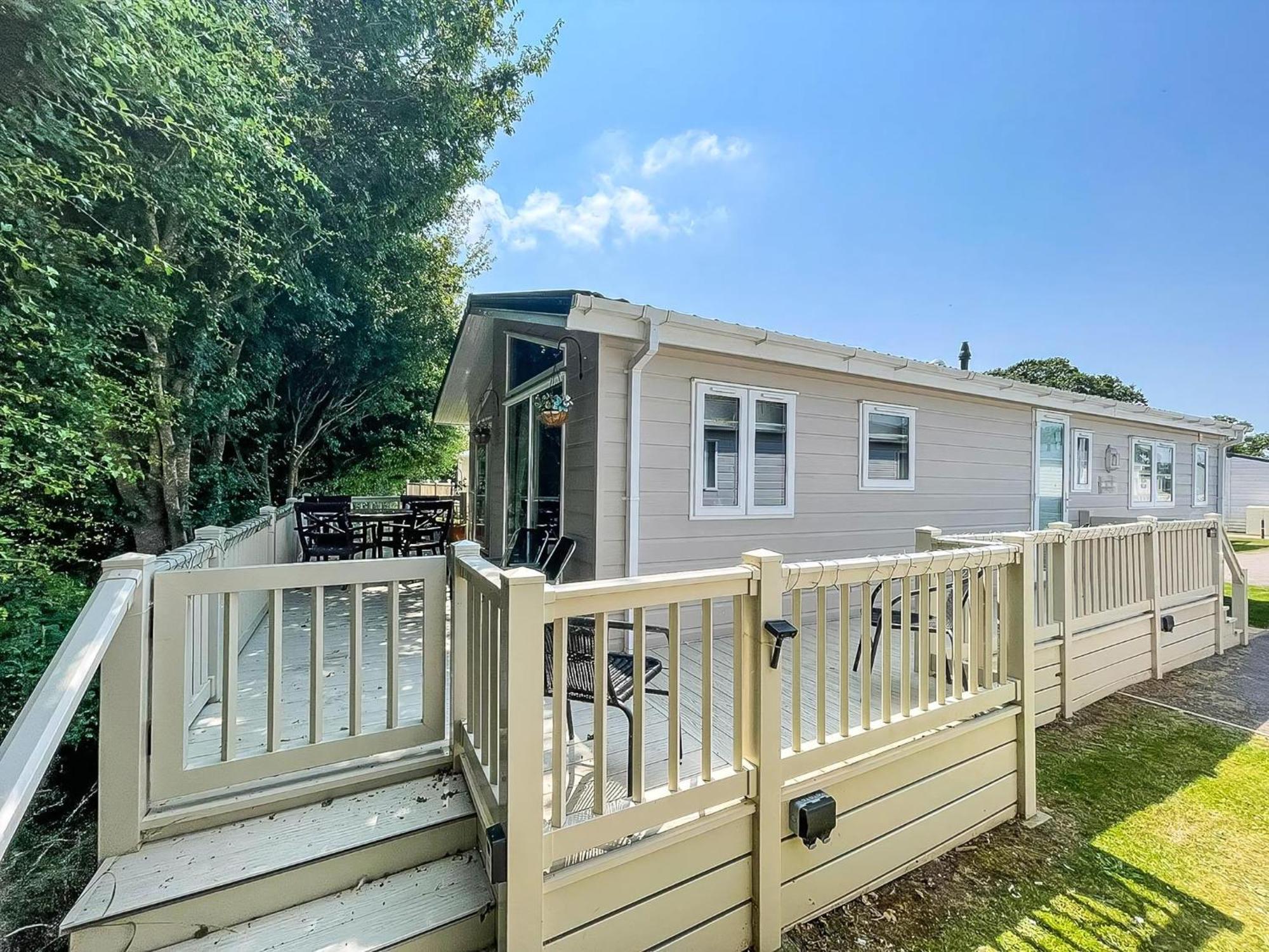 Stunning Lodge With Decking At Oaklands Holiday Park In Essex Ref 39017Rw Клактон-он-Си Экстерьер фото