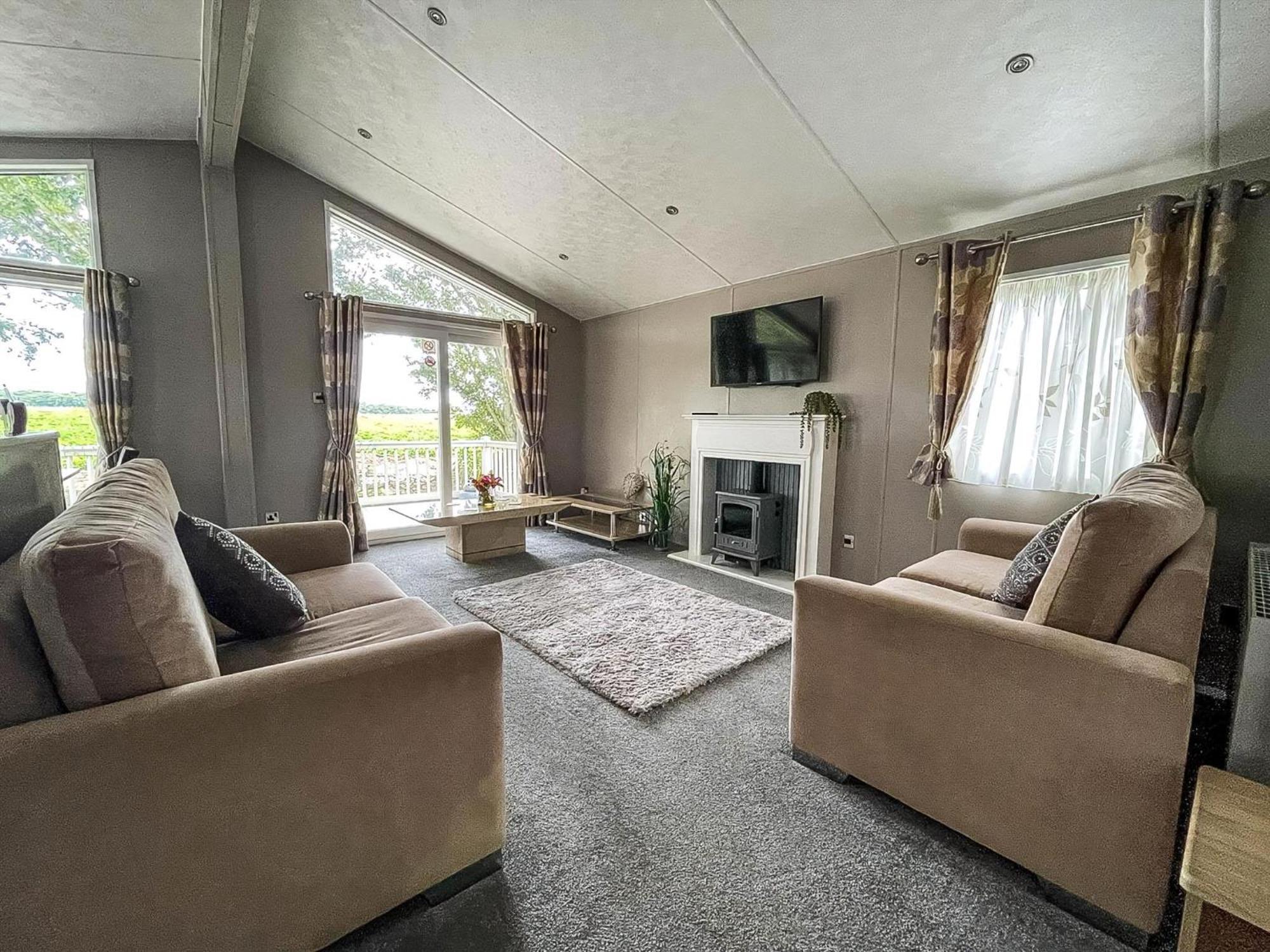 Stunning Lodge With Decking At Oaklands Holiday Park In Essex Ref 39017Rw Клактон-он-Си Экстерьер фото