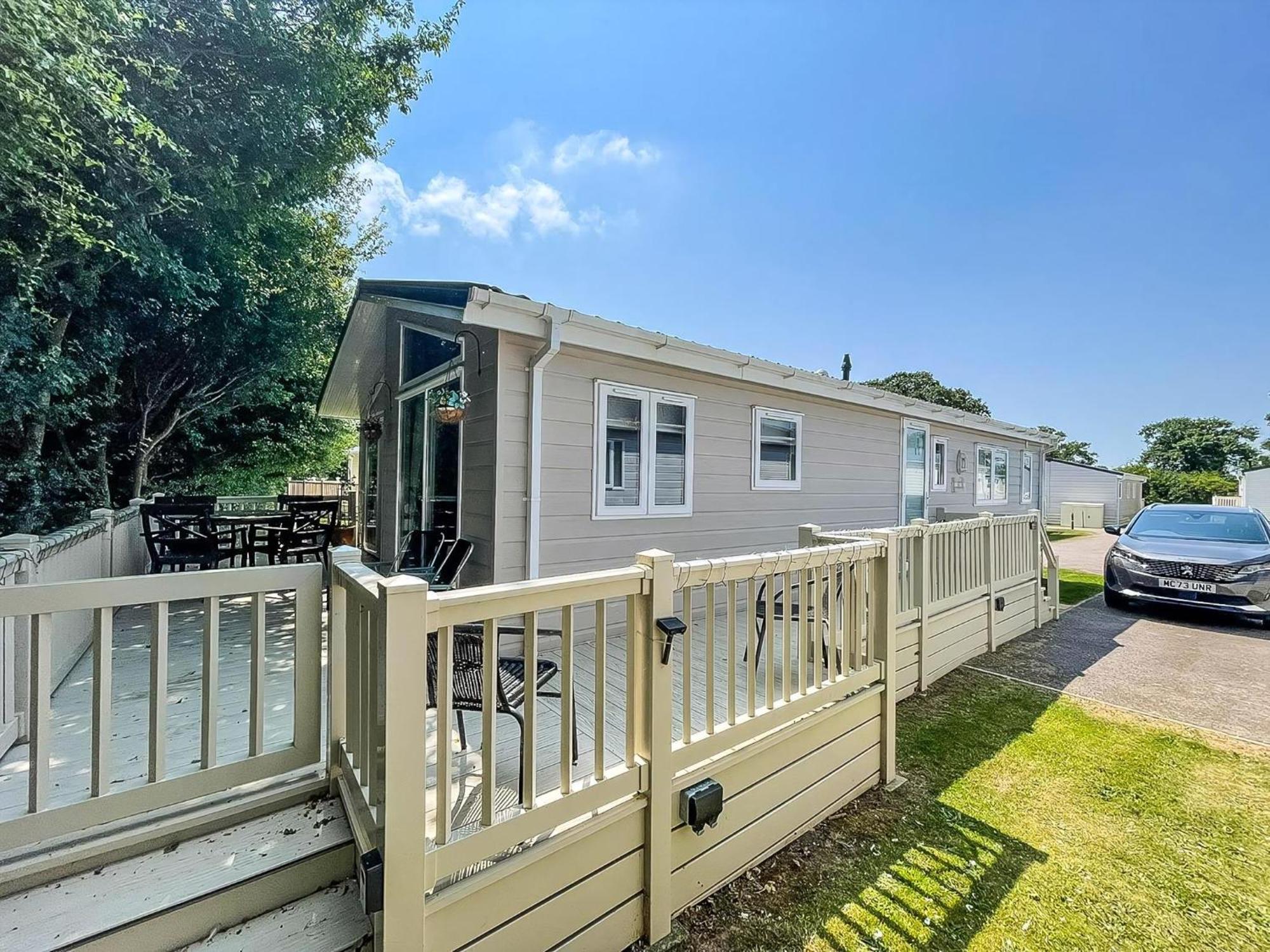Stunning Lodge With Decking At Oaklands Holiday Park In Essex Ref 39017Rw Клактон-он-Си Экстерьер фото
