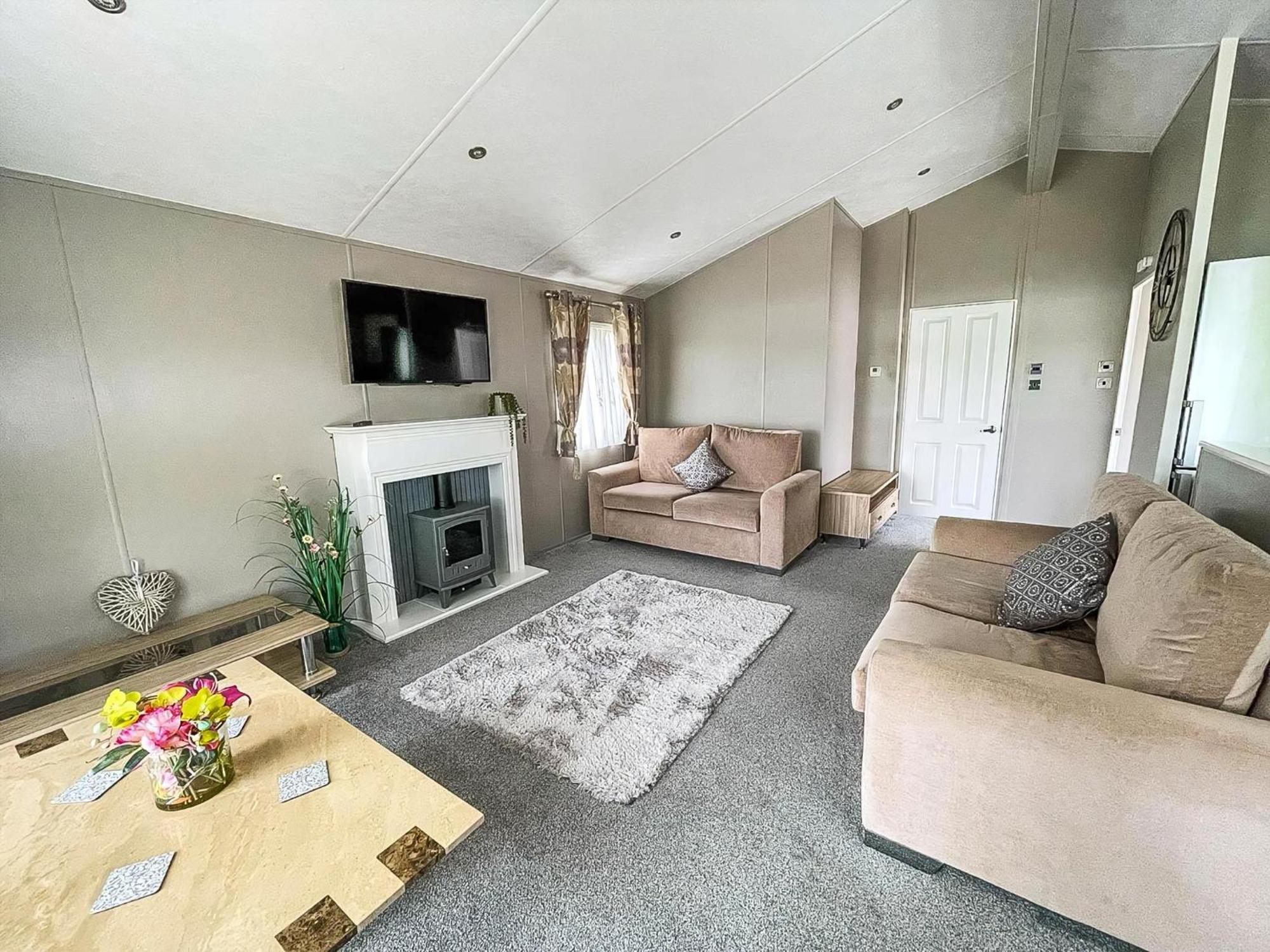 Stunning Lodge With Decking At Oaklands Holiday Park In Essex Ref 39017Rw Клактон-он-Си Экстерьер фото