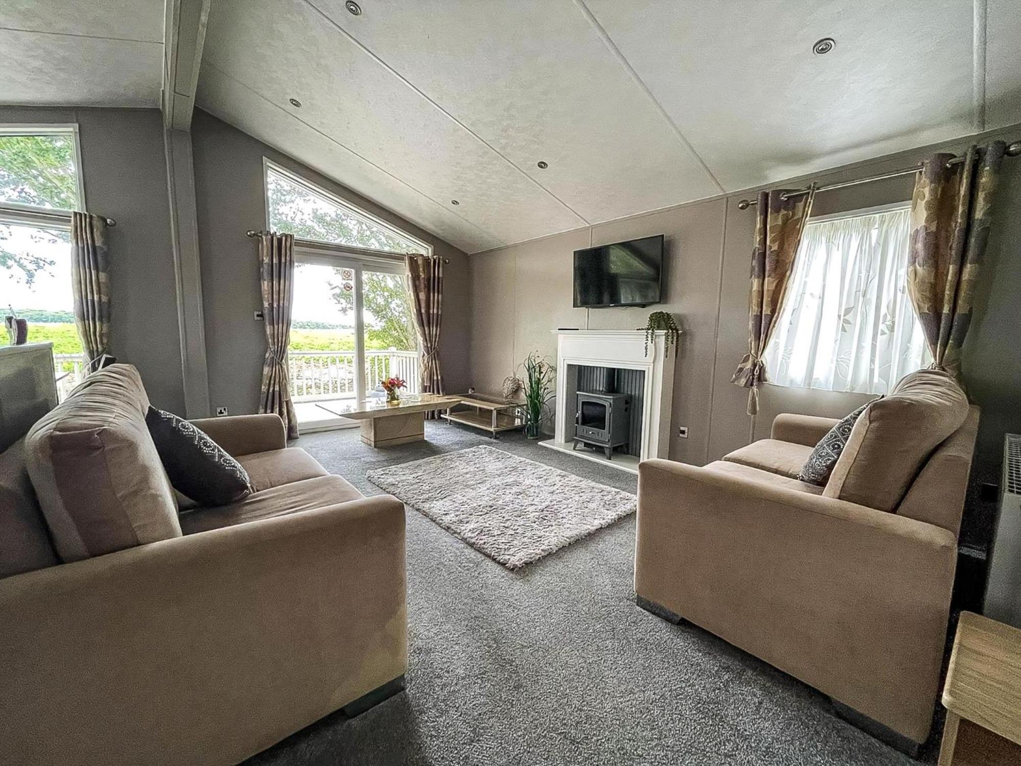 Stunning Lodge With Decking At Oaklands Holiday Park In Essex Ref 39017Rw Клактон-он-Си Экстерьер фото